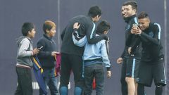 Tres ni�os se cuelan en el entrenamiento del Bar�a