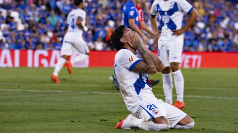 Jos� Mar�a Gim�nez se lamenta de una acci�n de gol fallada en el partido entre el Deportivo y el Getafe.