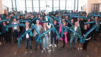 Luis L&oacute;pez, presidente provincial, con la vicepridenta Luisa S&aacute;nchez, la actriz Marta Larralde, que present&oacute; el acto, el diputado Jes&uacute;s V&aacute;zquez Almui&ntilde;a y el resto de los asistentes