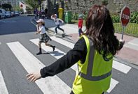 La idea es que los voluntarios sustituyan en su d�a al personal contratado que vigila los cruces. 