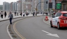 La polic�a local de Gij�n controla el cumplimiento de las disposiciones que regulan los paseos de las personas mayores de 70 a�os en el Muro de San Lorenzo