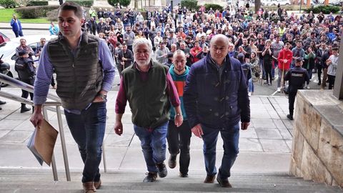 Agricultores y ganaderos, antes de la reunin con el consejero de Medio Rural