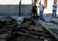 Bar�, con los arque�logos Javier Chao y Xo�n Carlos Castro, en la zona de la excavaci�n.