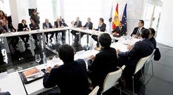 Feijoo entre Pablo Isla (Inditex), �scar Fern�ndez (PSA) y Juan Carlos Escotet (Abanca), en el foro que reuni� a 22 grandes empresas. 