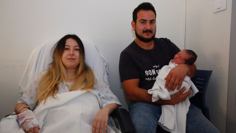 �ltimo beb� del a�o 2019, Eva y Alfonso, sus padres, de Pontevedra ciudad. El ni�o se llama Izan
