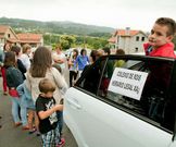 La caravana de padres se detuvo al pasar por el Concello. 