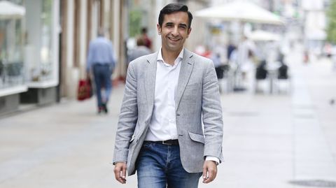 El nuevo alcalde, Jos� Manuel Rey Varela, retratado en la calle Real.