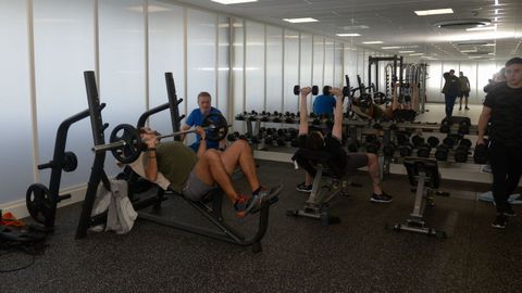 Usuarios en el centro deportivo de O Castrill�n
