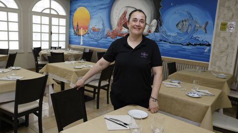 Mar�a Rodr�guez, camarera del restaurante Sargo de Burela, considera que se est� perdiendo el respeto hacia el trabajo de los hosteleros