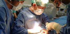 Vicente Sanch�s, ayer en el quir�fano del Hospital da Costa con sus colegas de traumatolog�a.
