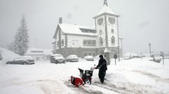 Aspecto de la N-630 nevada en el puerto de Pajares (Asturias).