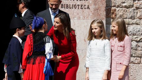 Los reyes Felipe y Letizia, junto a la princesa Leonor y la infanta Sofa, antes de visitar una exposicin sobre los sucesivos reyes de Espaa y una muestra fotogrfica sobre Covadonga con obras de Fernando Manso, tras realizar una ofrenda floral ante la estatua de Don Pelayo para conmemorar los 13 siglos transcurridos desde la fundacin del Reino de Asturias, hoy en el Museo de Covadonga