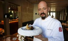 Bretal fixo filloas con caf� e acompa�ounas con varias texturas de caf� e chocolate