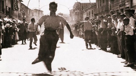 Carrera de sacos en la calle Cardenal en las fiestas patronales de agosto de 1950