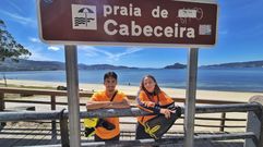Mario y Andrea, socorristas en la playa de Cabeceira, en Poio, este viernes