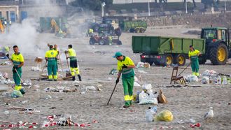 Trabajadores de la concesionaria de limpieza viaria en la playa de Riazor el 24 de junio del 2023
