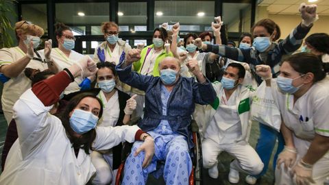 17 de abril, d�a 34 de confinamiento. Otro respiro en la residencia. Personal del geri�trico de Monforte celebra el alta de su �ltimo residente enfermo.