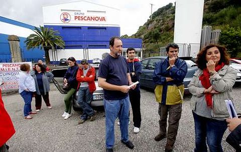 <span lang= es-es >De Andaluc�a a Chapela. </span>Trabajadores de la filial Acuinova se concentraron en la sede del grupo para denunciar 25 despidos en las plantas de Huelva y C�diz. Pescanova no permiti� fotografiar la junta. 