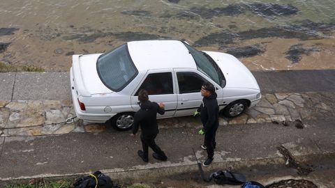 Retiran del mar el coche robado que apareci� en la playa de Caranza.