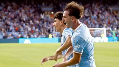 El jugador del Celta Fortuna Quique Ribes, celebrando un gol con �ngel Arcos en el duelo entre el filila y el Andorra.