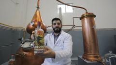 ENRIQUE PENA GONZALEZ, PROPIETARIO DE LA FIRMA VANAGANDR GIN, EN LA TELVA, QUE PRODUCE GINEBRA GALLEGA.