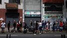 Fila de personas esperando su turno para entrar a comprar a un supermercado de Caracas (Venezuela) tras el ataque de Estados Unidos.