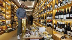 Francisco Chao Pino, este lunes con algunas de las cestas preparadas por Casa Chao