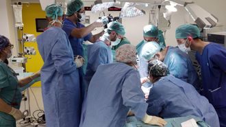 medicina.Del aula al quir�fano. Hasta una cuarta parte de los matriculados en el quinto curso de Medicina en Santiago podr�n realizar la formaci�n cl�nica en los complejos hospitarios del �rea sanitaria coru�esa. Hata ahora, esto solo era posible con las pr�cticas de sexto curso, que el Chuac comenz� a desarrollar hace m�s de dos decenios