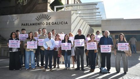 Unha protesta de Queremos Galego �s portas do Parlamento de Galicia (foto de arquivo)