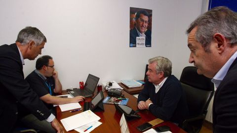 Jaime Castieira, junto al presidente provincial, Jos Manuel Barreiro, en la sede del PP.