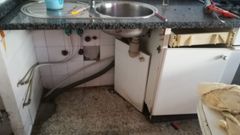 Los destrozos del piso de Torneiros, al que sus due�os no pueden volver por estar amenazados por vecinos