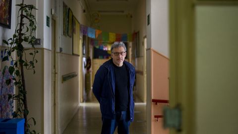 El catedrtico de Historia da Educacin en la UDC Narciso de Gabriel posa en la foto en un aula del CEIP Eusebio da Guarda. En su da este colegio de A Corua se llamaba Graduada Eusebio da Guarda. En 1936 fue uno de los centros con maestros depurados. Tambin sufrieron represin docentes de otra escuela hoy en activo, el CEIP Concepcin Arenal, y la Normal, que es ahora una dependencia de la UDC