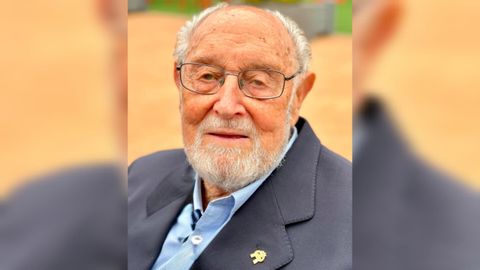 Martn Pou, con la insignia de Aspronaga en su solapa
