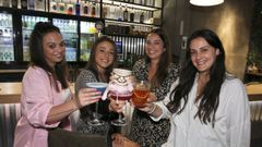Brindando en la cocteler�a Manhattan