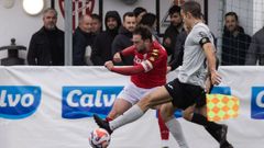 Alexandre pone un centro desde la banda derecha para el Sof&aacute;n