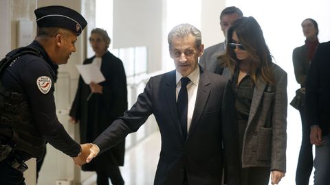 Nicolas Sarkozy y su mujer, Carla Bruni, en el tribunal de Par�s el pasado mes de abril