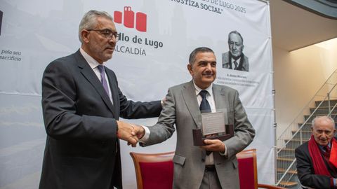 Rafael P�rez de Vega, neto de Rafael de Vega, recolleu o reco�ecemento no nome da familia