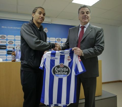 Hlder Costa y Fernando Vidal se dan la mano en el acto de presentacin del futbolista. 