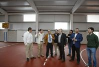 Representantes de la Xunta y del Concello de Cambados visitaron ayer el colegio Magari�os. 