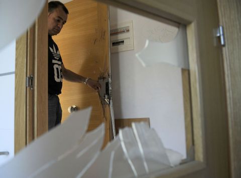 Los propietarios vigilan los pisos para que no se repitan destrozos.