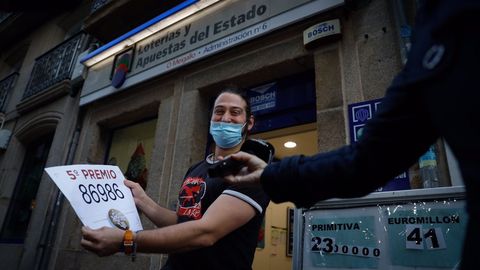 El 86986, un quinto premio, muy repartido por Galicia.El premio ms madrugador del sorteo de Navidad, el 86986, se vendi en varias localidades gallegas. En la imagen, celebracin en la calle Barrera, en A Corua