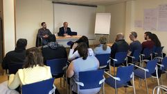 El alcalde y el nuevo administrador informaron de los acuerdos a los trabajadores de la piscina