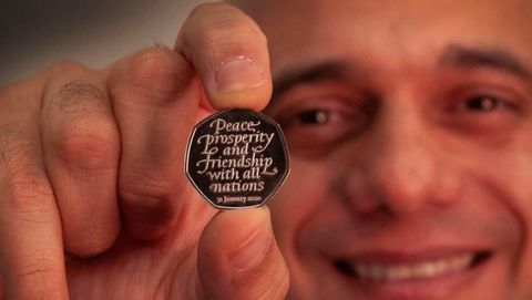 El ministro de Econom�a, Sajid Javid, present� en Twitter la moneda conmemorativa
