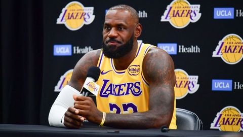 El alero de Los Angeles Lakers es uno de los atletas mejor pagados del mundo.