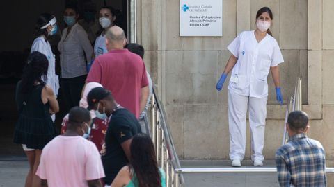 Una enfermera comprueba la cola de pacientes en el CAP Prat de la Riba de Lrida, donde se centraliza la atencin a los posibles afectados por  covid-19