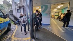 Familiares y pacientes, esta semana, en el servicio de urgencias del Hospital Montecelo, en Pontevedra