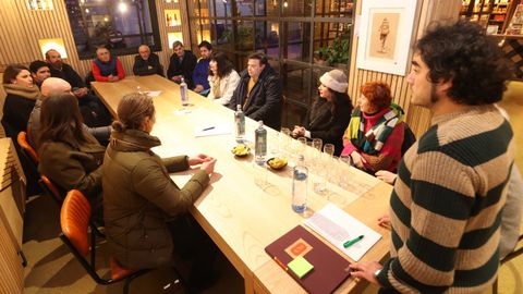 Comerciantes de la rúa do Hórreo, en una reunión para valorar las medidas tomadas tras los robos de las últimas semanas