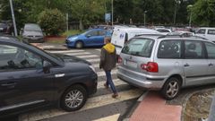 El caos que no cesa para aparcar en el Cl�nico: los coches lo invaden todo