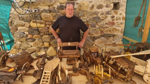David Mac�as, con una muestra de sus trabajos en madera.