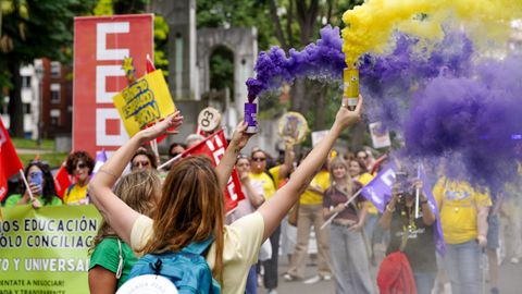 Alrededor de un centenar de profesores de escuelas de 0 a 3 a�os participan en una manifestaci�n este jueves, por las calles del centro de Oviedo reivindicando sus derechos